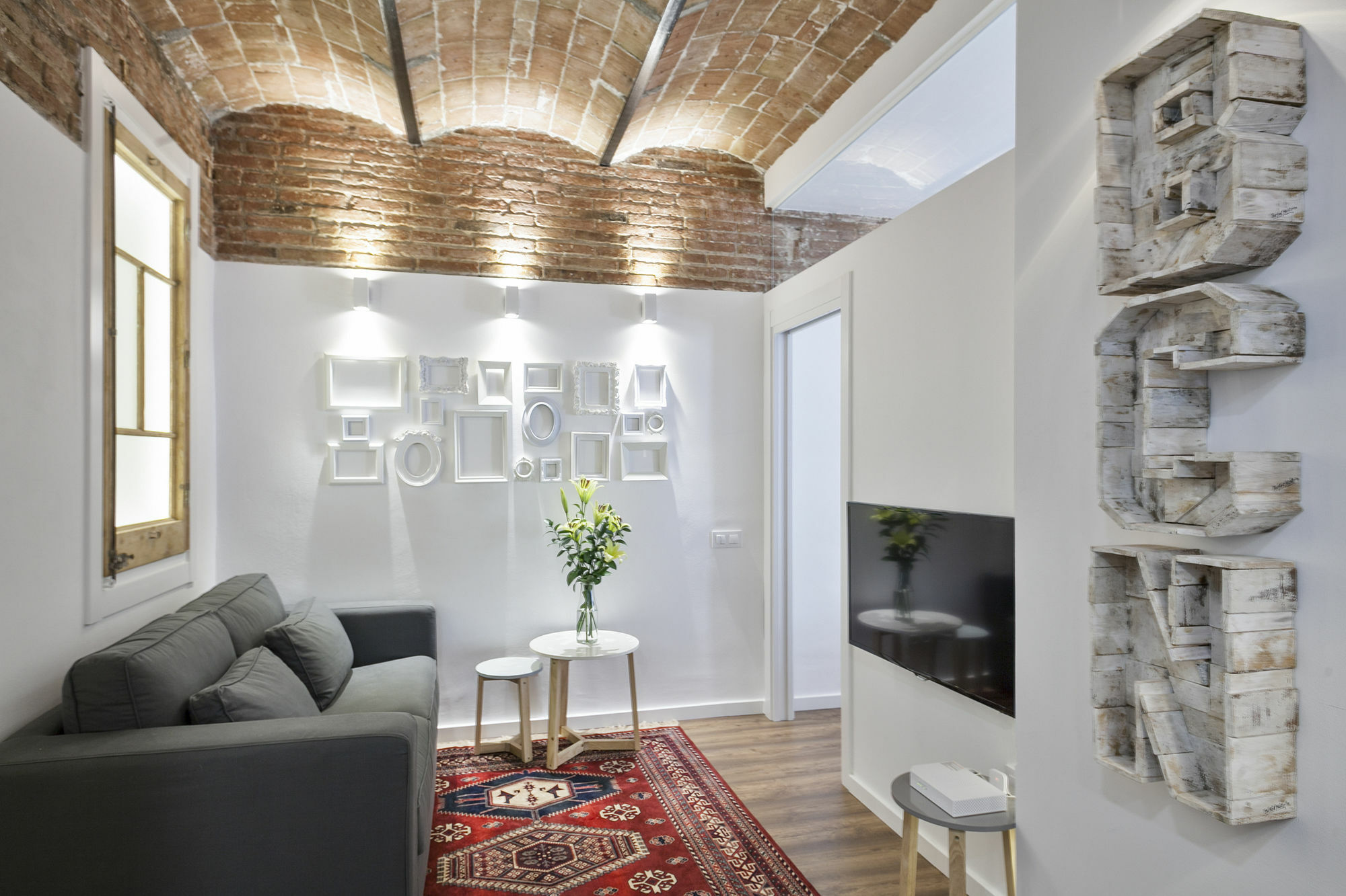 Charming Parallel Apartment